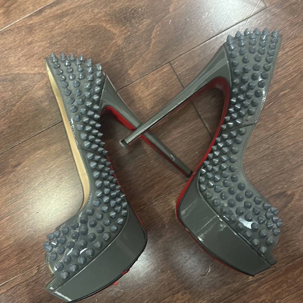 Shoes - Picture 5 of 6
